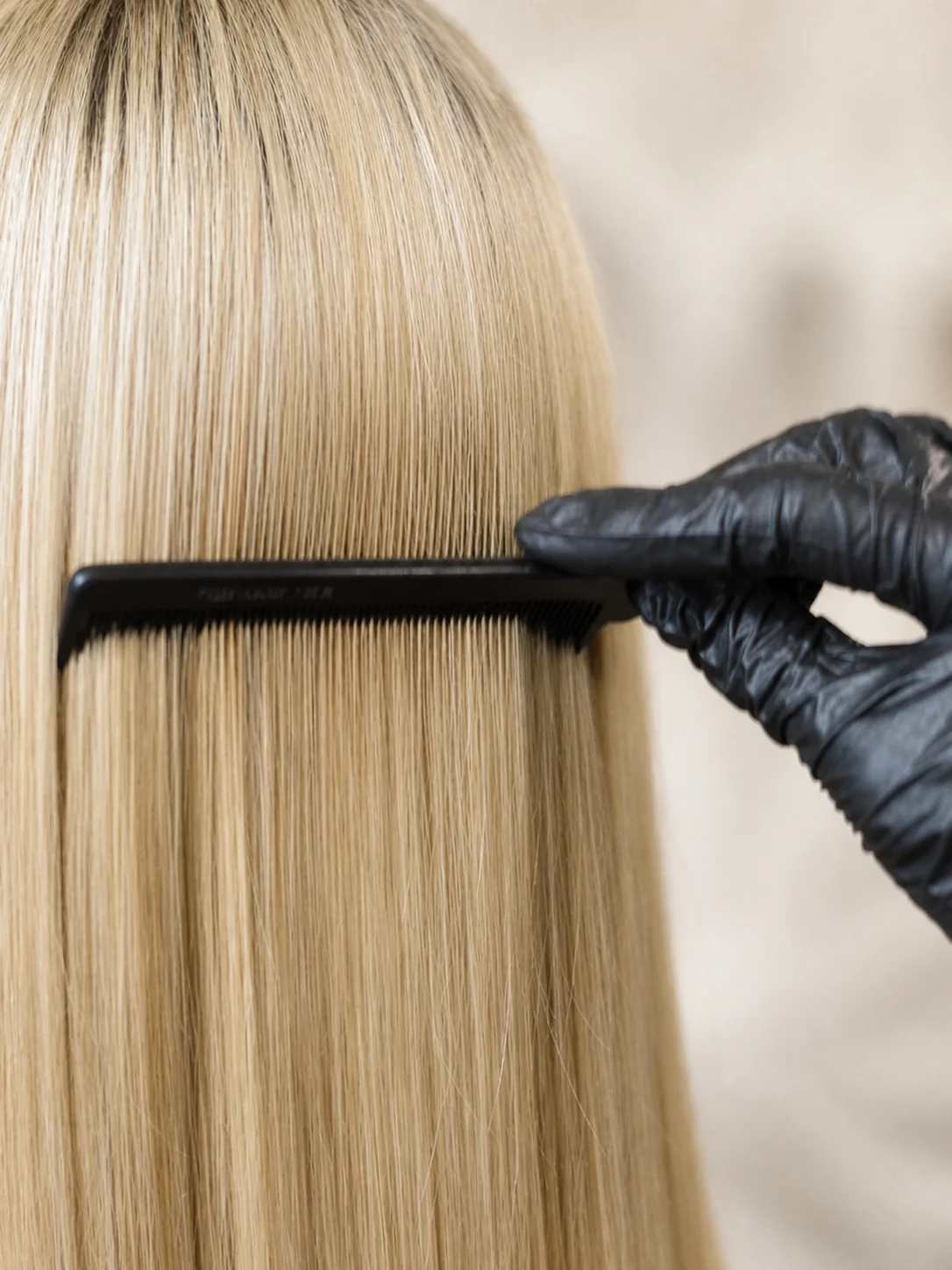 Precyzyjna praca z blond włosami